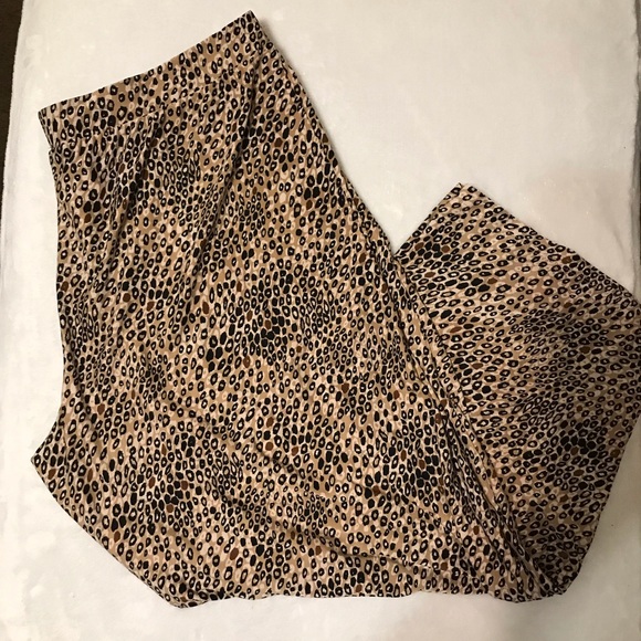 Gilligan & O’Malley 2 pcs Leopard blouse & square pants set, size Large. - Picture 4 of 5